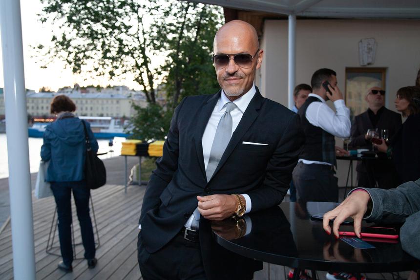 Язык тела предательски выдает: известно, с какой женой Бондарчук чувствует себя счастливее