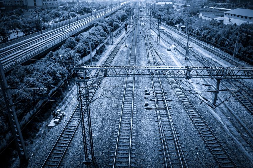 В наушниках переходила пути: электричка переехала 19-летнюю девушку