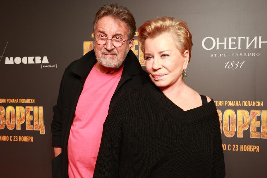 Актер Леонид Ярмольник вышел в свет с женой после сообщений об отъезде из РФ