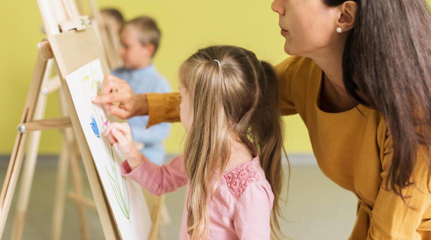 «Секундное помутнение»: схватившая за волосы девочку воспитатель детсада объяснила свой поступок