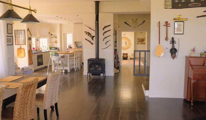 Андрей Макаревич* показал свой дом в Израиле с тандыром и саблями