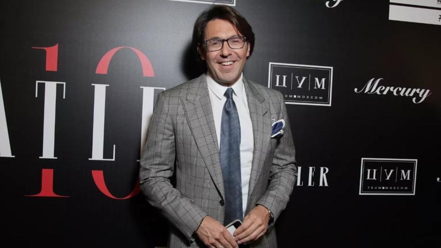 Телеведущий Андрей Малахов вышел в свет с сыном, которого прятал с рождения