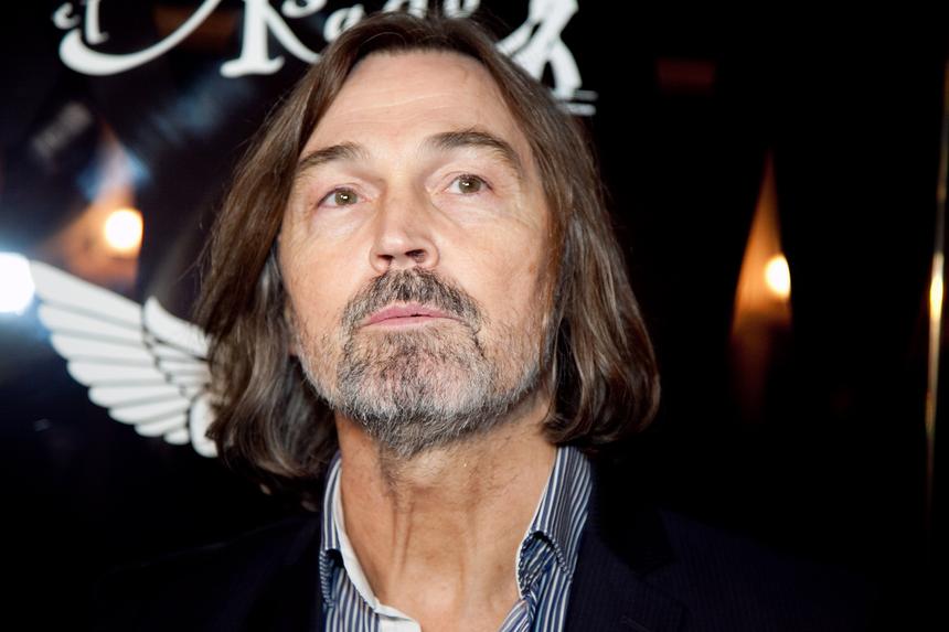 Женщина пристала с неадекватными просьбами к Бондарчуку и Сафронову у их дома