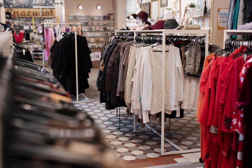 В Энгельсе школьницы обокрали магазин одежды и помахали камере