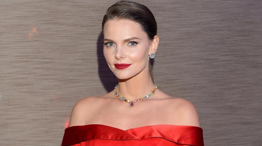 «Способны омолаживать на клеточном уровне»: раскрыт секрет сияющей кожи Елизаветы Боярской