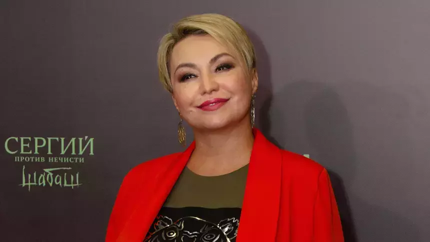 Катя Лель появилась на публике в металлическом бомбере