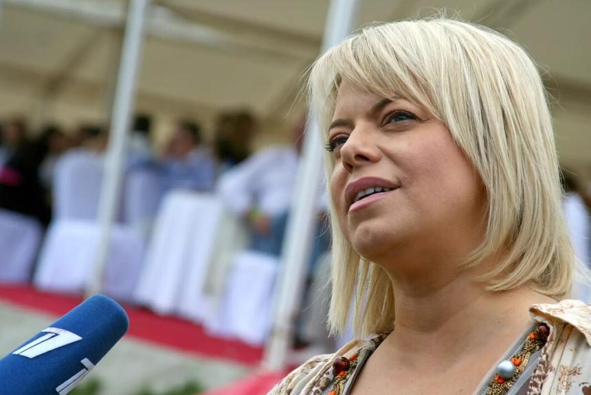 Яна Поплавская обнаружила спрятавшегося на Первом канале Максима Галкина*