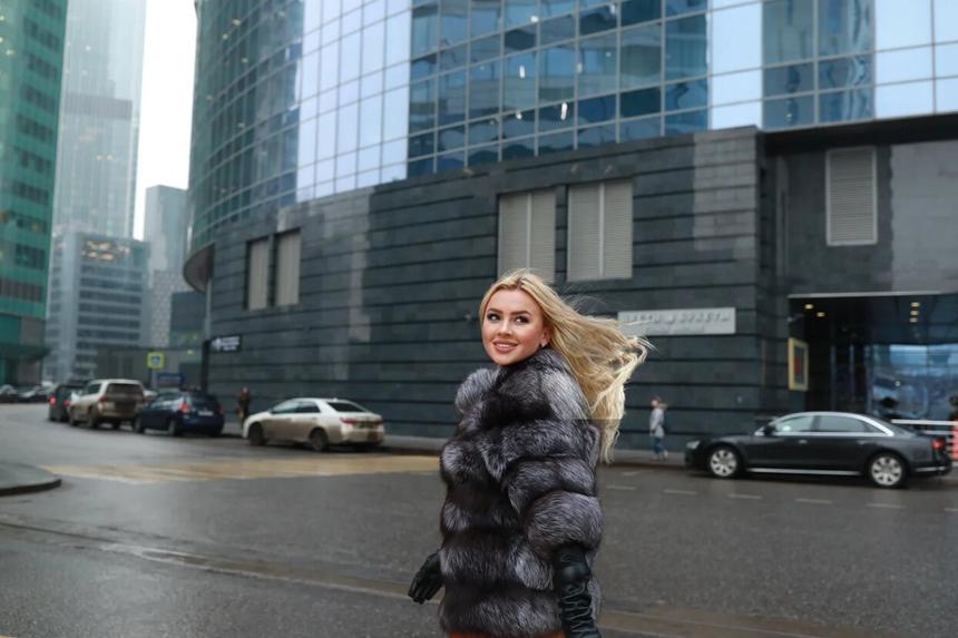 Победительница шоу Аллы Пугачевой Сара Окс рассказала о российском шоу-бизнесе и работе в Голливуде