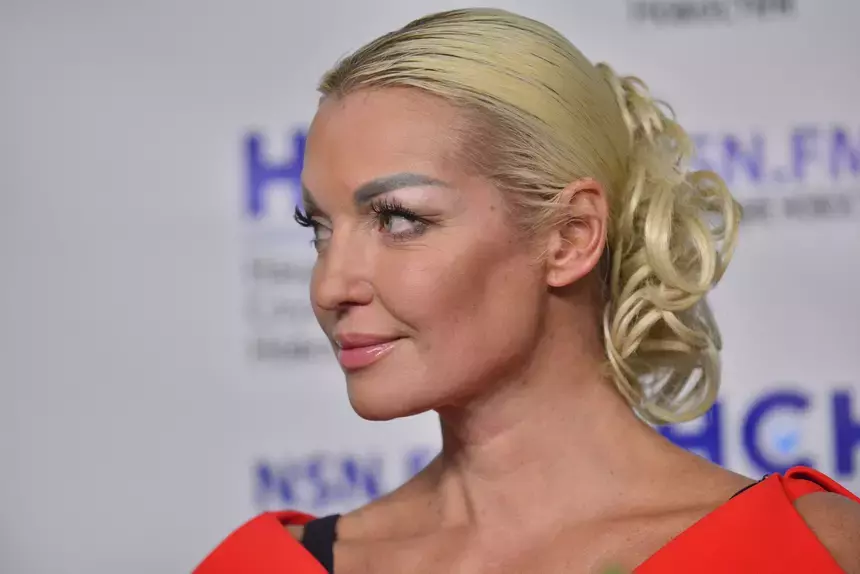 «Меня все это очень расстраивает»: Волочкова подставила певицу Славу во время концерта