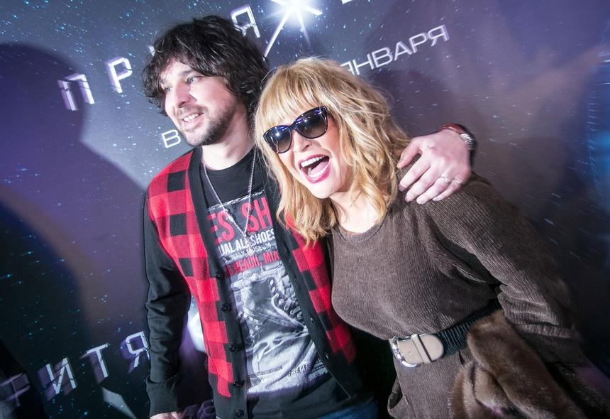 Певец Юлиан назвал людей, тянувших Пугачеву вниз