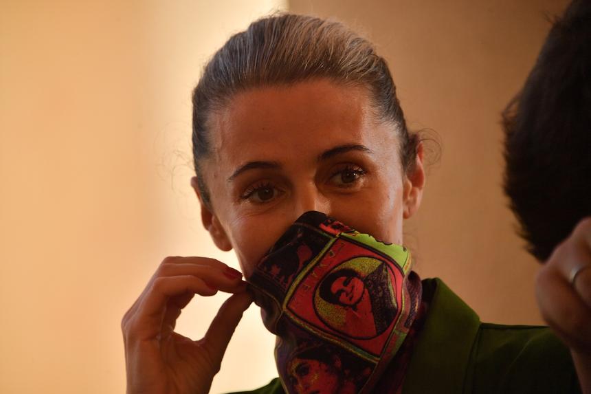 Уехавшая из РФ 56-летняя Оксана Фандера поседела и изменилась до неузнаваемости