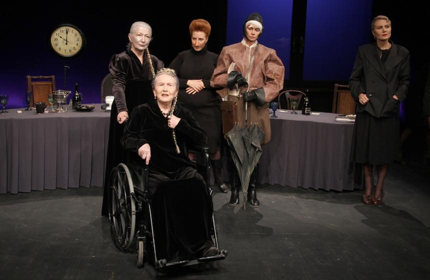 «Более нелепой ситуации не встречал»: адвокат Максимовой рассказал, на какое наследство сына претендует актриса