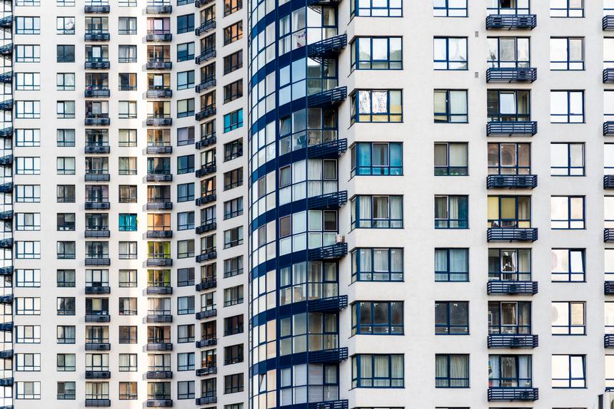 В Москве на годовалую девочку упало окно с 21 этажа