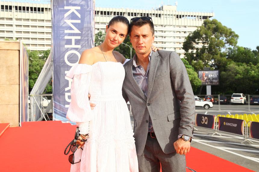 Агата Муцениеце сообщила об атаке хейтеров после развода с Прилучным