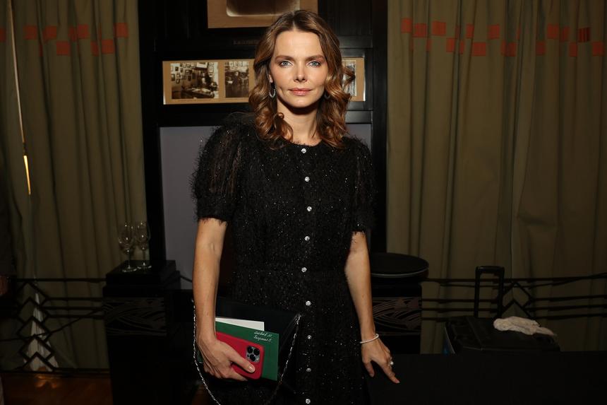 Была в хорошем настроении: Елизавета Боярская вышла в свет после выписки отца из больницы