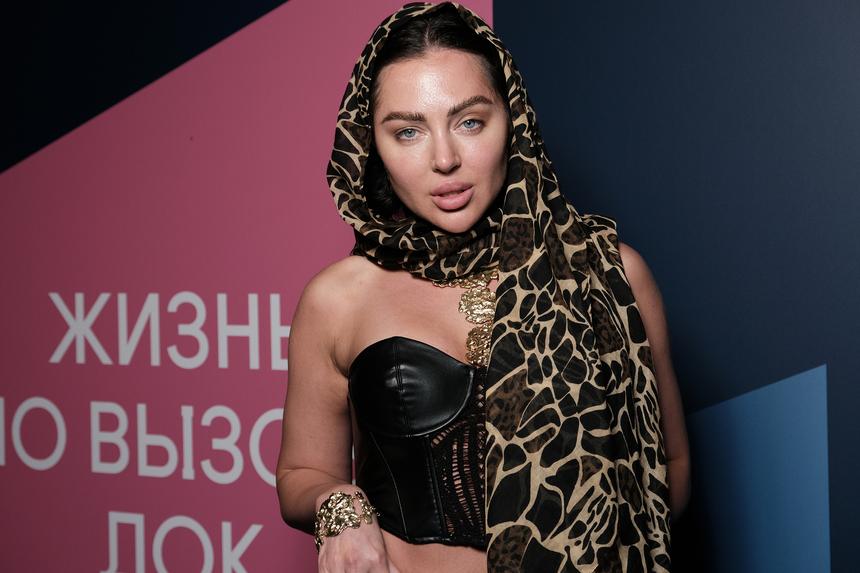 «Вау»: блогер Виолетта Чиковани появилась на премии «Звезды хайпа» в провокационном наряде