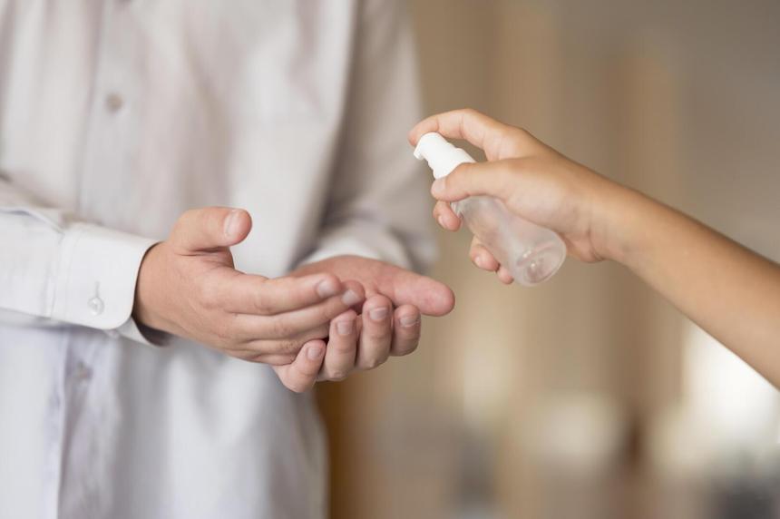 В Москве 20 детей пострадали после использования антисептика в школе