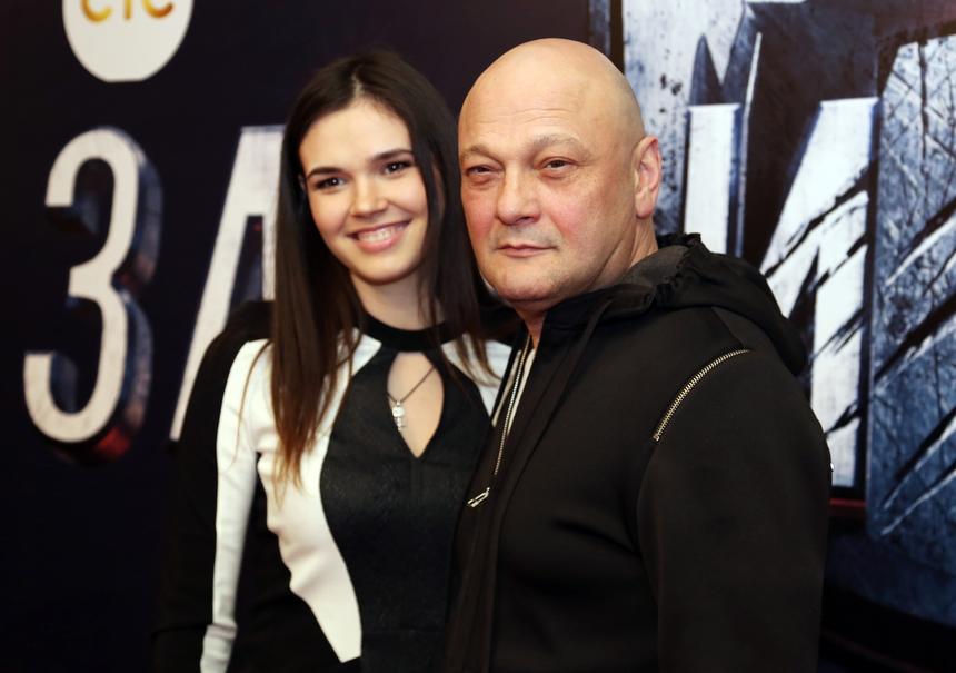 Бывший муж Яны Поплавской вывел в свет новую жену на 30 лет моложе него