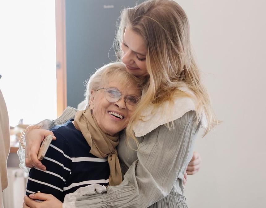 Внучка Алисы Фрейндлих опубликовала трогательный кадр со знаменитой бабушкой