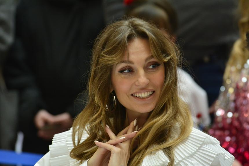 «Становилось страшно»: Саша Савельева попала к психиатру после родов