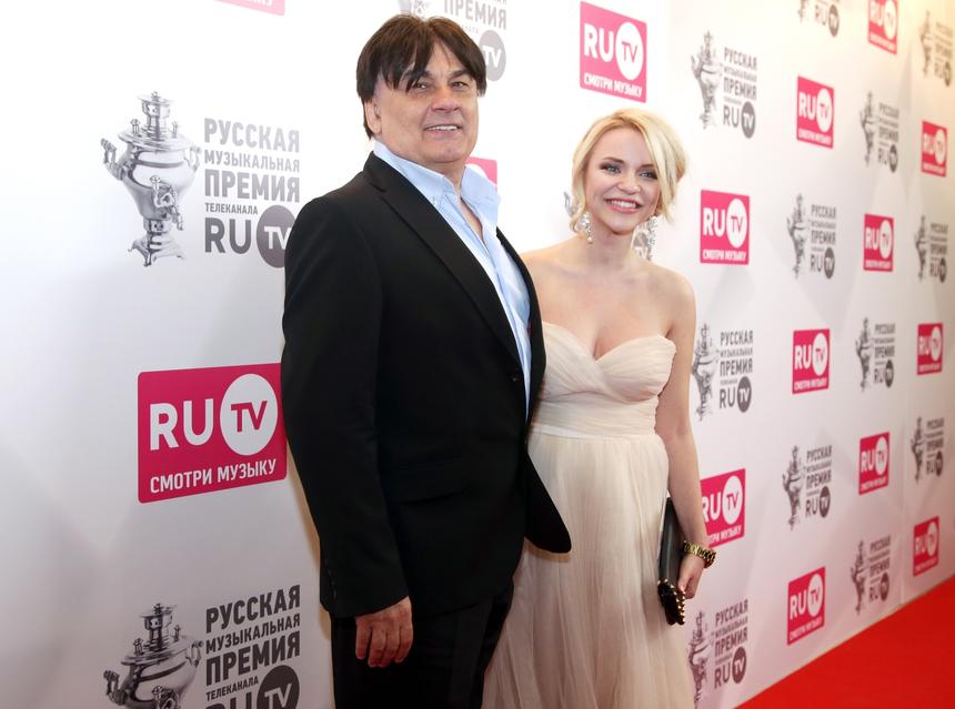 Певец Александр Серов сообщил, что тратит на внуков 500 тысяч рублей в месяц