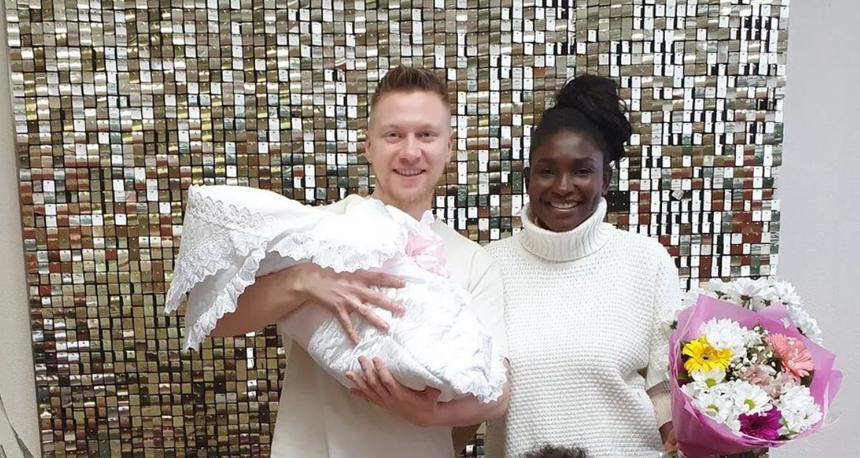 Модель из Нигерии, которая вышла за якутянина, родила второго ребенка
