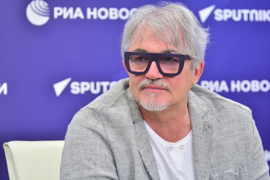 «Они называют меня бабушкой!»: Дмитрий Дибров устроил публичную истерику