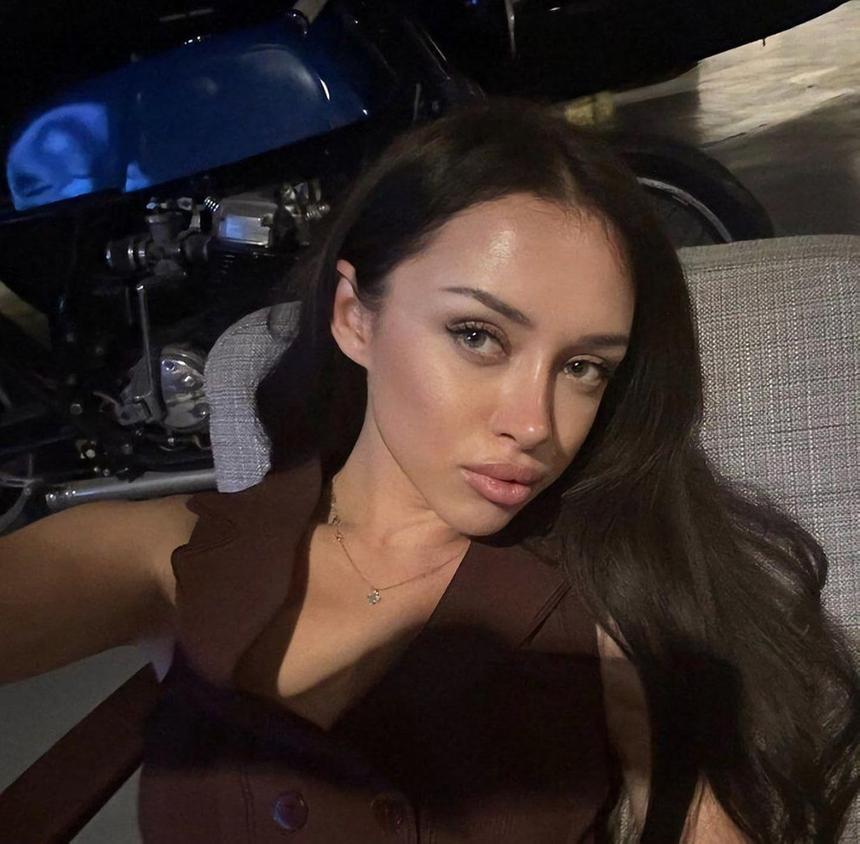 Бывшая жена-вебкамщица Славы Комиссаренко намекнула на воссоединение с комиком