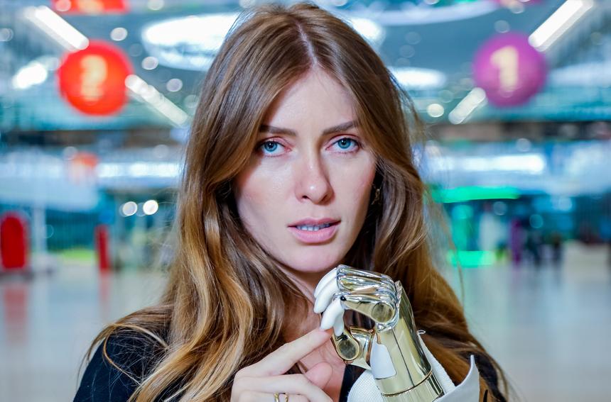 Российская кибермодель Вероника Левенец снялась для журнала L'Officiel Austria на третьем месяце беременности