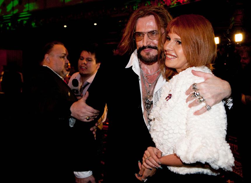 Певица Наталья Штурм потребовала наказать водителя, ударившего ее багажником