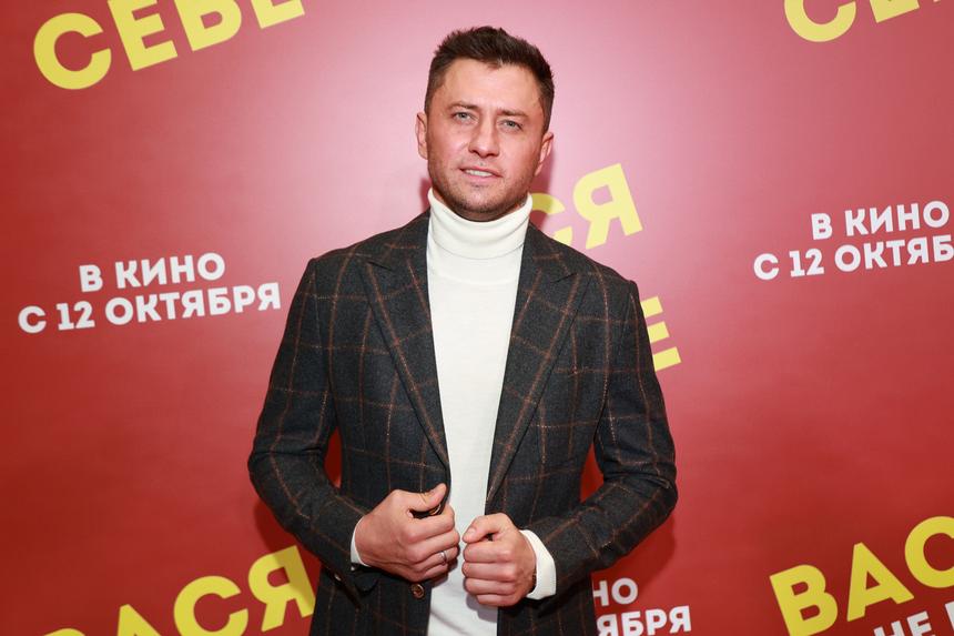 Вернулся во времена «Закрытой школы»: Павел Прилучный неожиданно сменил имидж