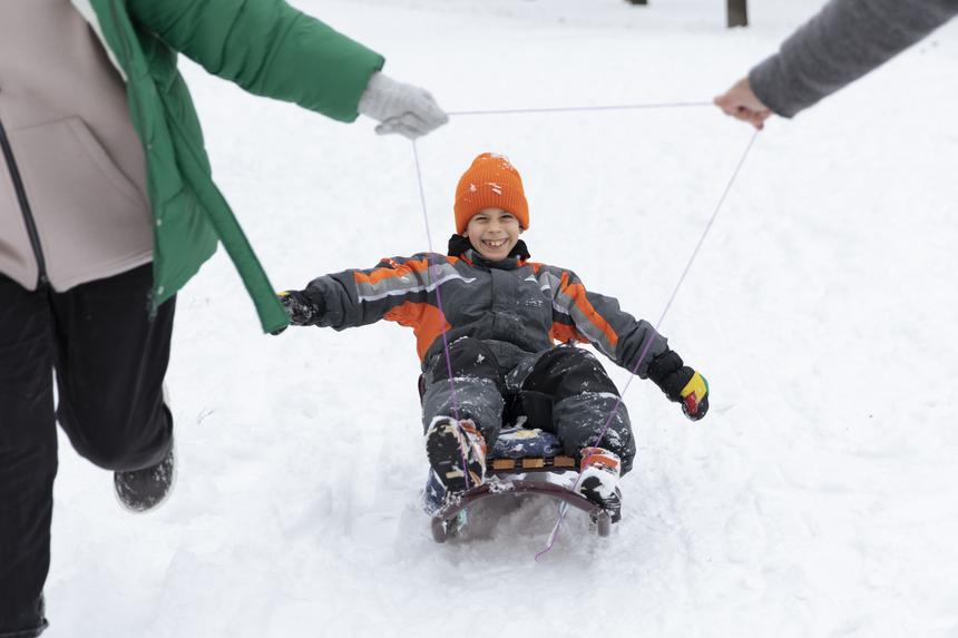 В Уфе 10-летний ребенок скатился с горки и попал под колеса машины