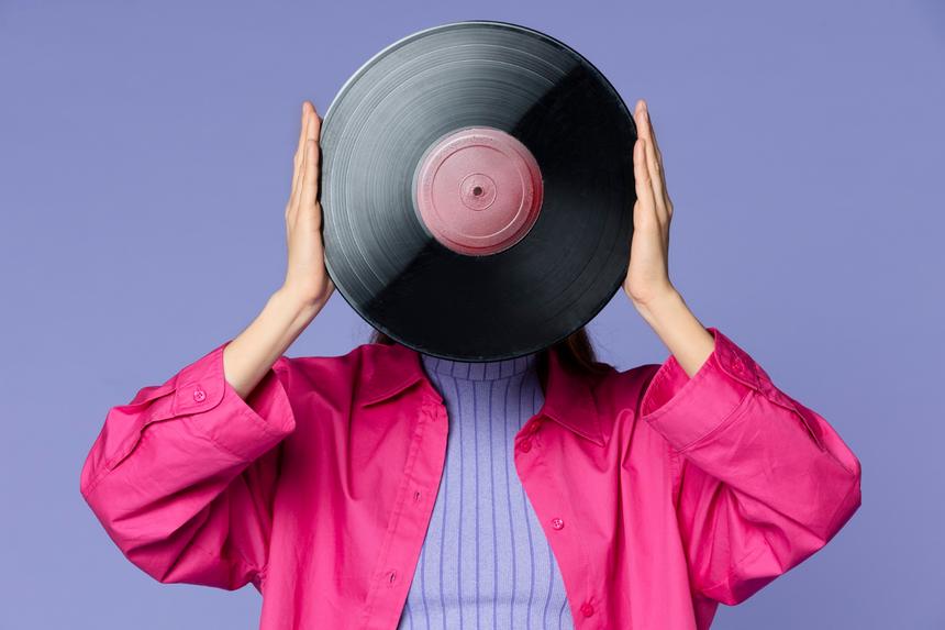 Винил или бриллиант: в чем предлагают упокоить прах современные ритуальщики