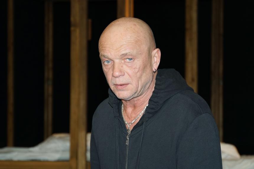 СМИ выяснили, куда пропал актер из сериала «Мосгаз» Андрей Смоляков