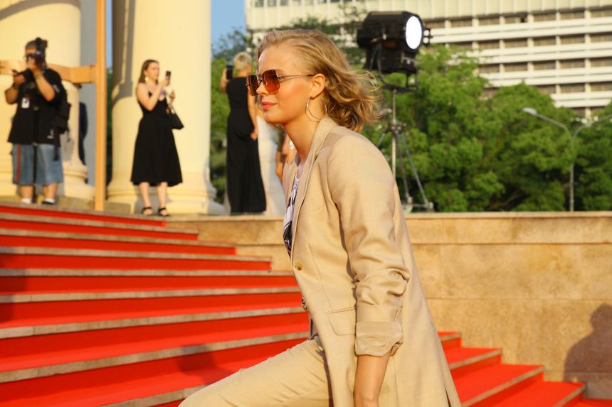 «Показывает фигуру»: Собчак иронично сравнила Сашу Бортич с Марго Робби