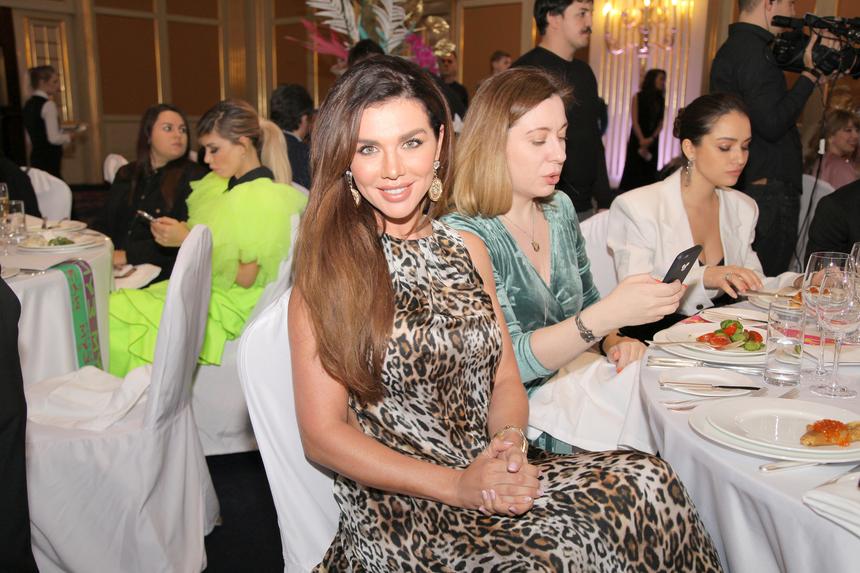 «Нормальный у нас коуч»: дочка Анны Седоковой привела в дом нового бойфренда