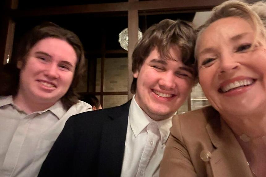 65-летняя актриса Шэрон Стоун показала редкое фото с приемными сыновьями