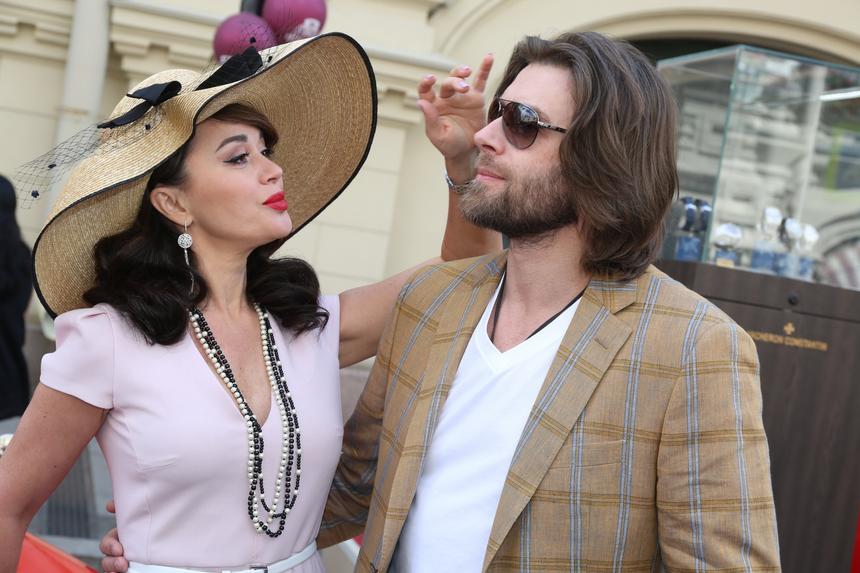 Муж онкобольной Заворотнюк Петр Чернышев резко помолодел