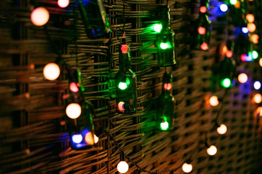 Госпитализировали с ожогами третьей степени: новогодняя гирлянда ударила током шестилетнюю девочку