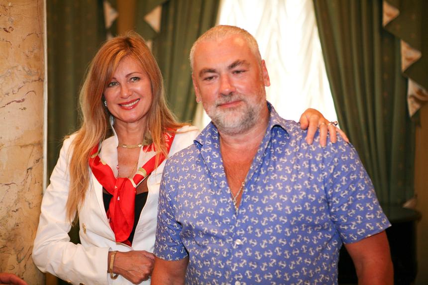 Муж Вики Цыгановой раскрыл подробности о состоянии певицы после обморока