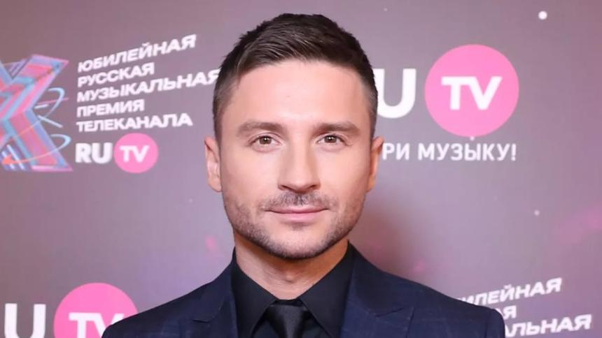 «Я в его возрасте уже на концертах вовсю пел»: Лазарев нелестно высказался о вокальных данных сына