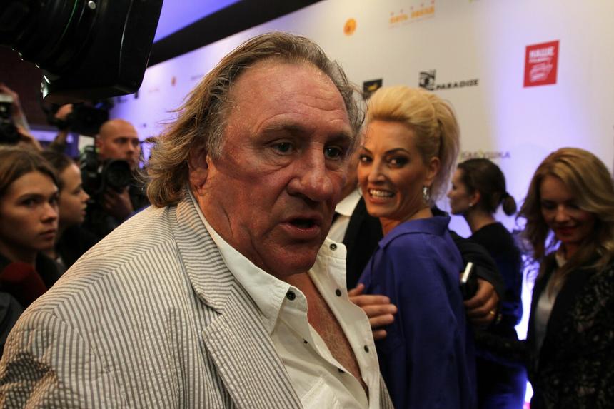 Обвиняется в домогательствах: более 600 деятелей культуры подписали письмо с осуждением Жерара Депардье