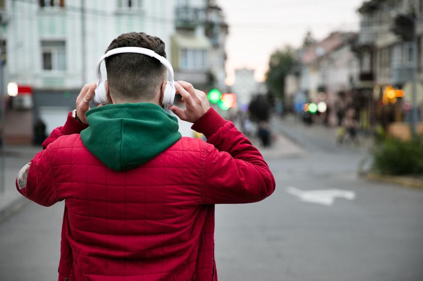 В Петербурге фейерверк залетел в капюшон куртки мужчины и взорвался