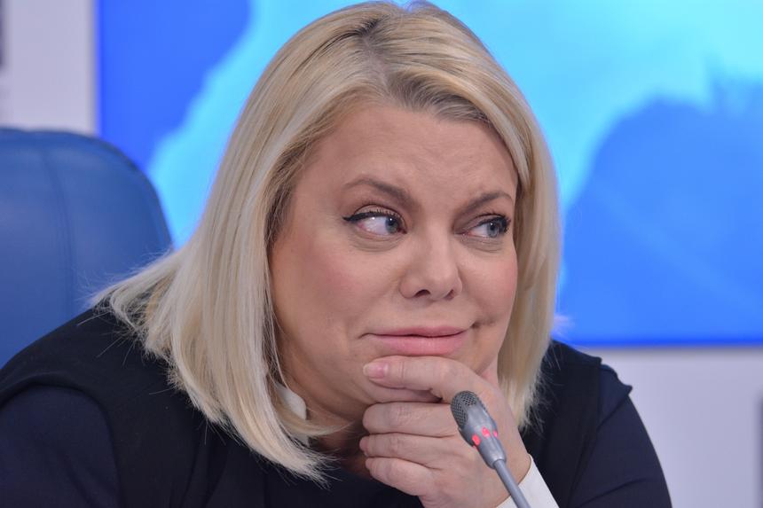 Поплавская доедает салаты, а Проклова улетела в горы: артисты поделились планами на 1 января