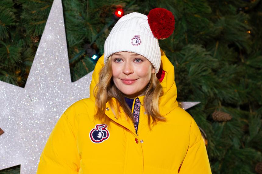 Дочь Юлии Пересильд покинула РФ с отцом Алексеем Учителем и его невестой