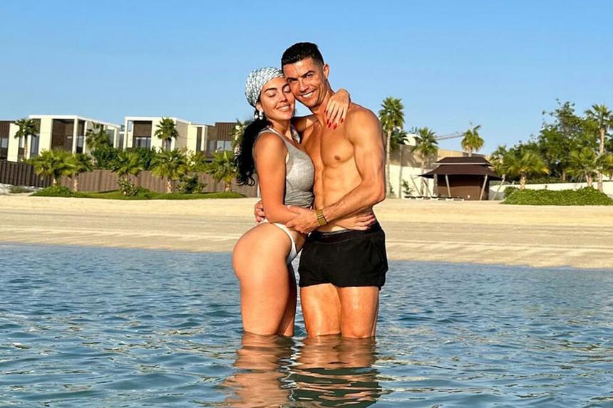«Вторая половина»: Роналду показал кадры с отдыха на пляже с невестой