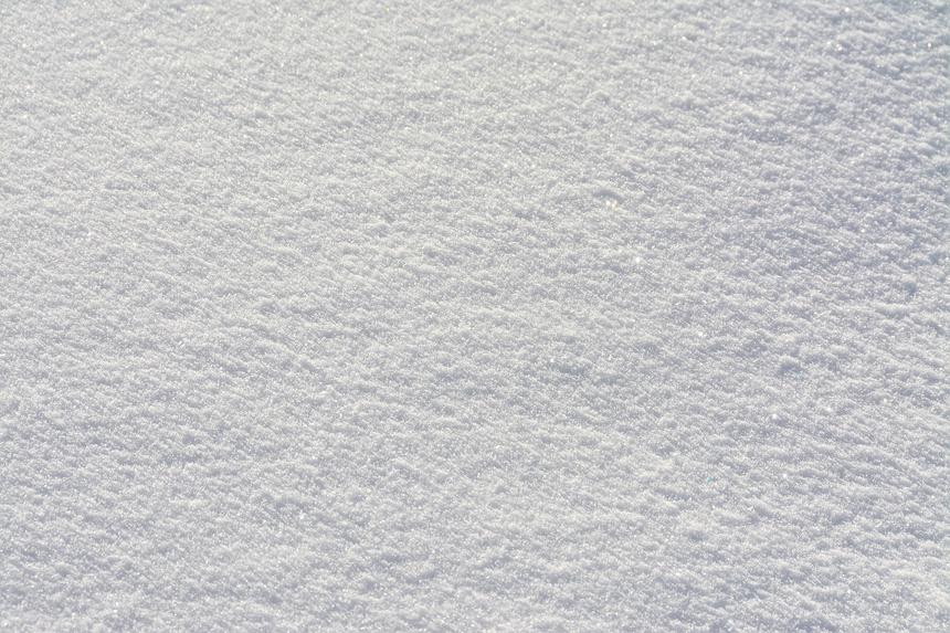 В российском городе прохожий нашел в сугробе полуголую школьницу