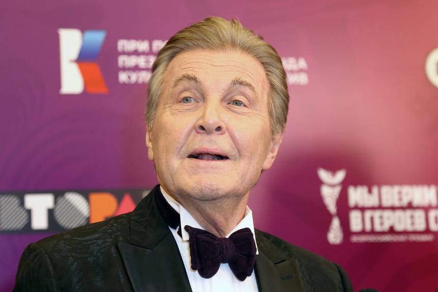 Лев Лещенко не может разговаривать: помощница артиста объяснила, что произошло