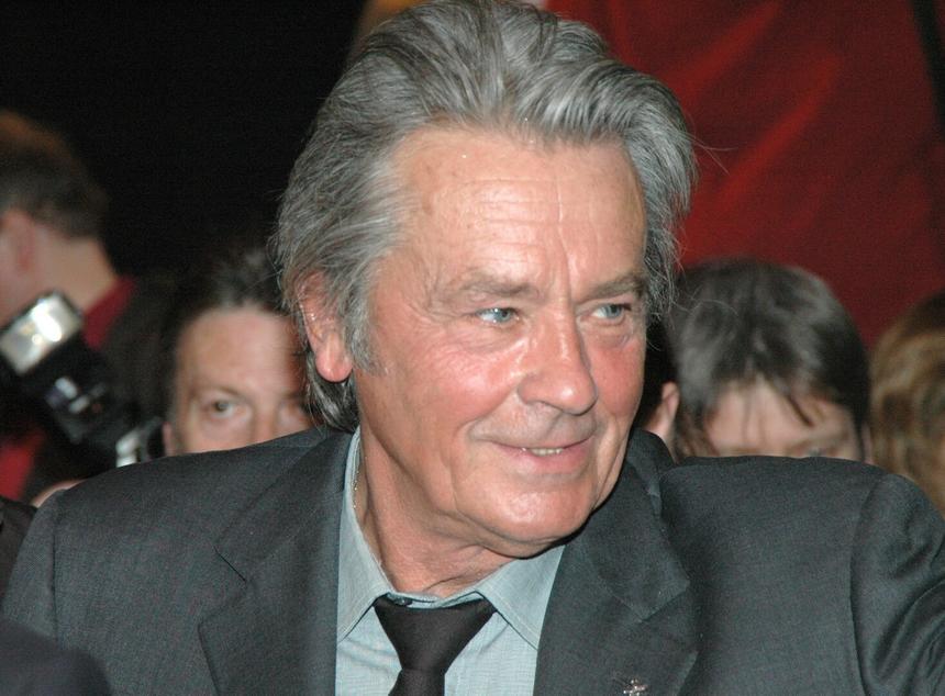 «Поняла, что лечение прекратили»: спутница Делона заявила, что актер в смертельной опасности из-за детей