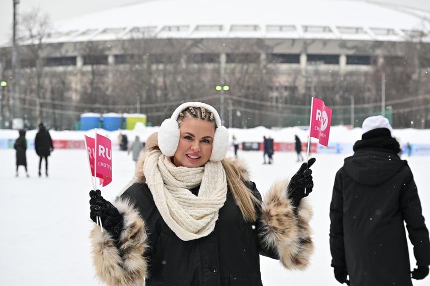 Певица Анна Семенович продолжила мастер-класс RU.TV на катке, несмотря на травму